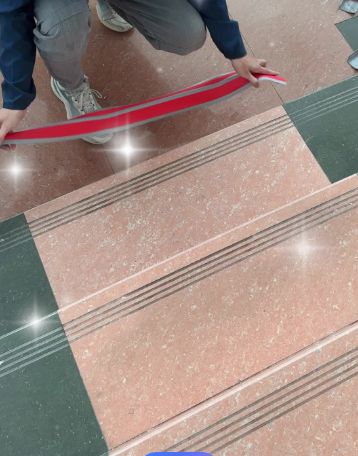 泰国版释永信翻车，最魔幻的还是那张橙色的餐桌