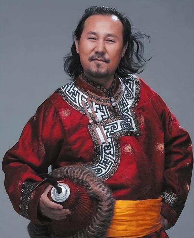 黄泽林成中国一哥迎首场败仗，郑钦文美网换装紫气东来变鸿运当头