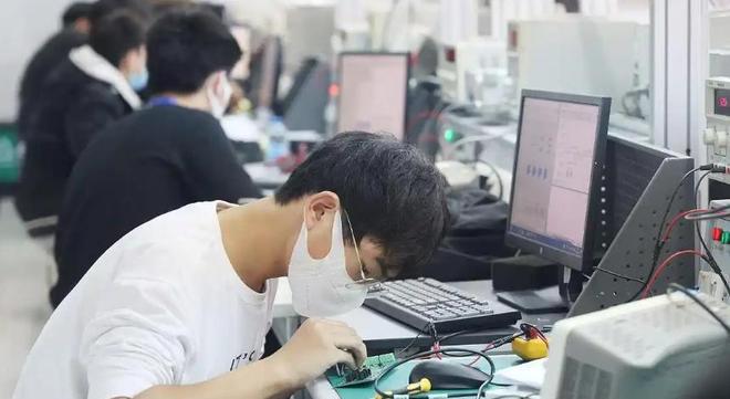 染红后微笑离场！前国脚怒批韦世豪：不顾集体利益 惯犯 永远改不了